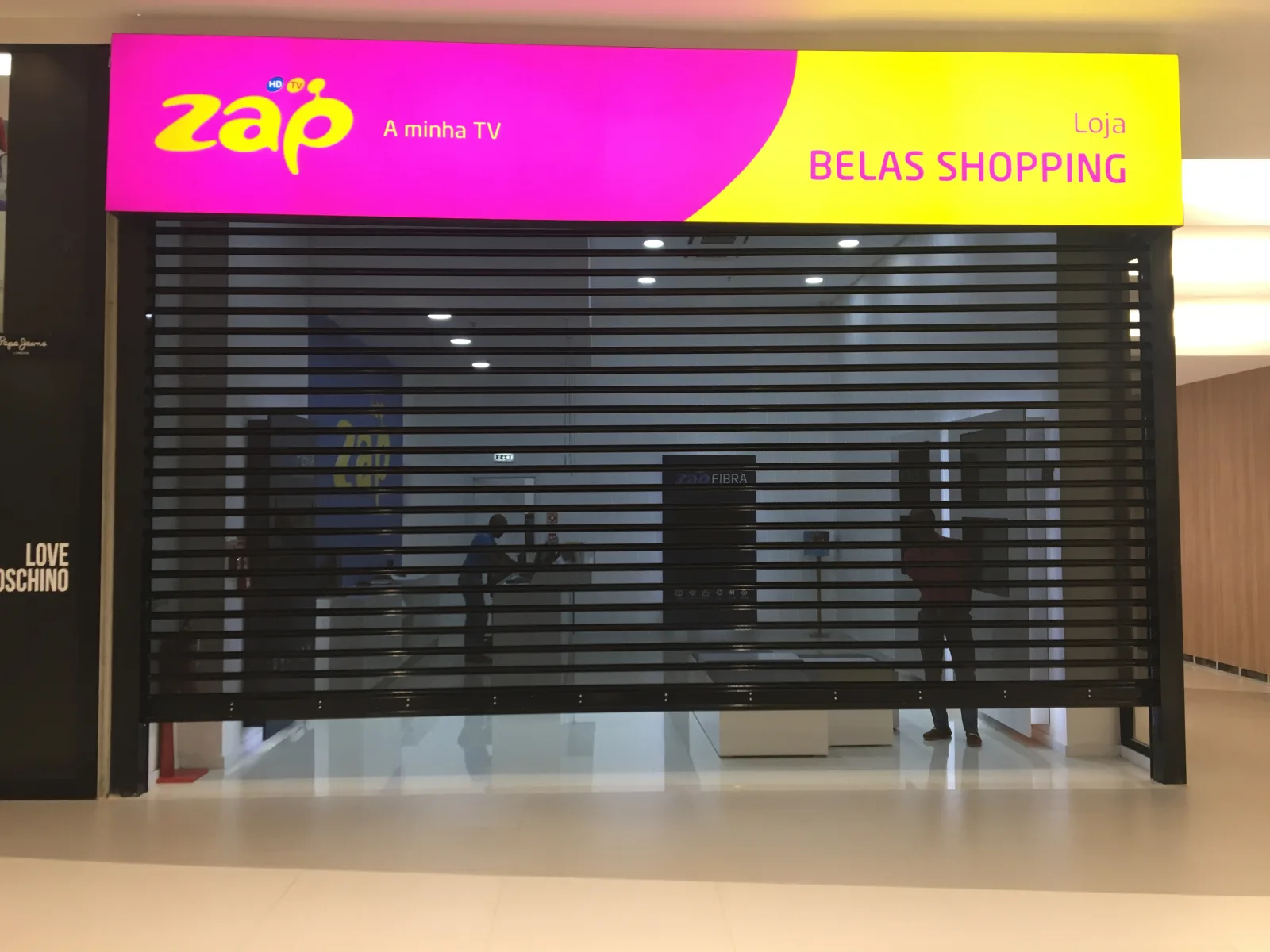 Grade de enrolar micro-perfurada numa loja ZAP no Belas Shopping, Luanda — Grupo KEFE.