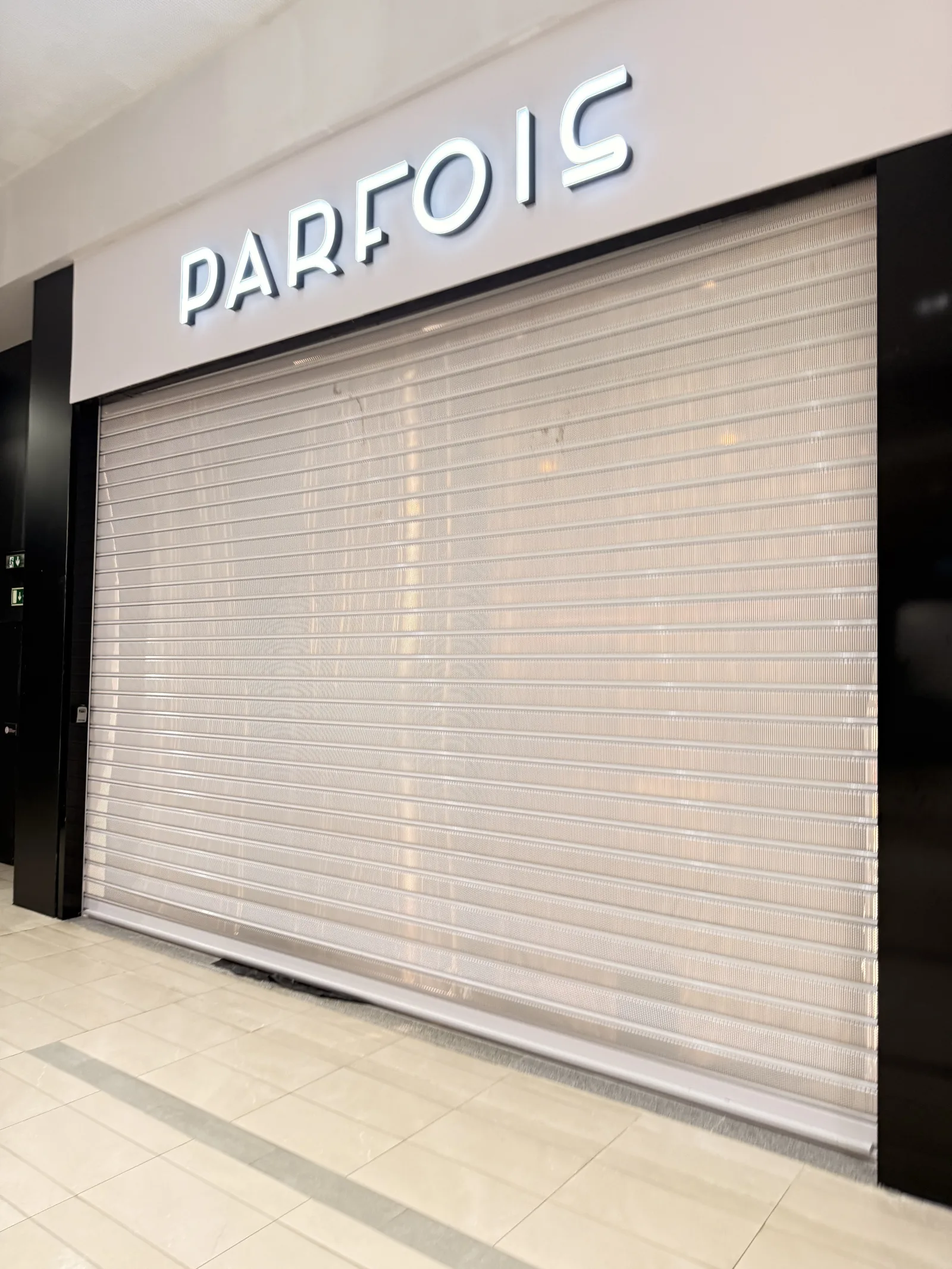 Grade de enrolar micro-perfurada prateada numa loja Parfois num centro comercial — Grupo KEFE, Luanda.