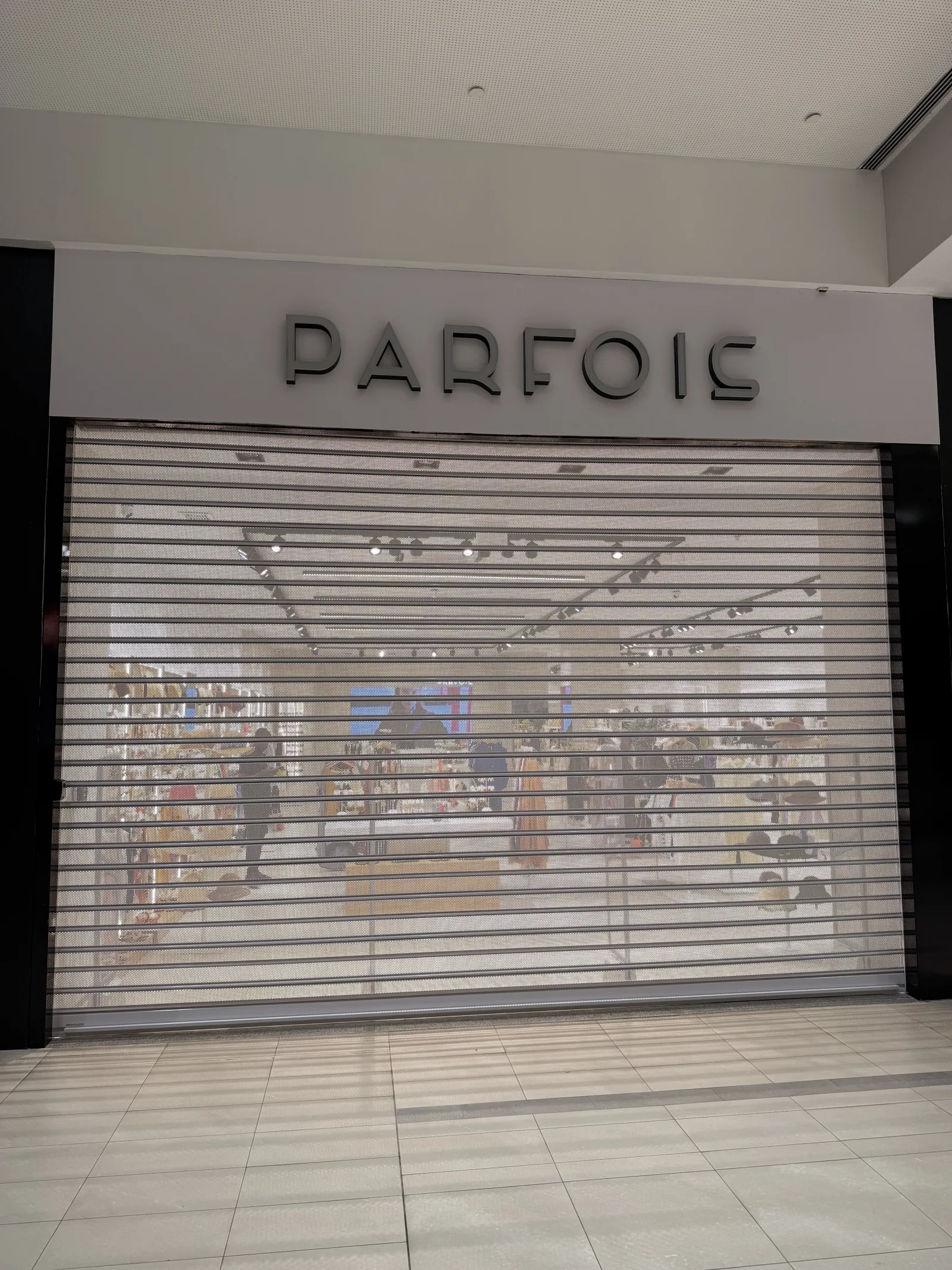 Grade de enrolar micro-perfurada, com boa visibilidade do interior, numa loja Parfois num centro comercial — Grupo KEFE, Luanda.