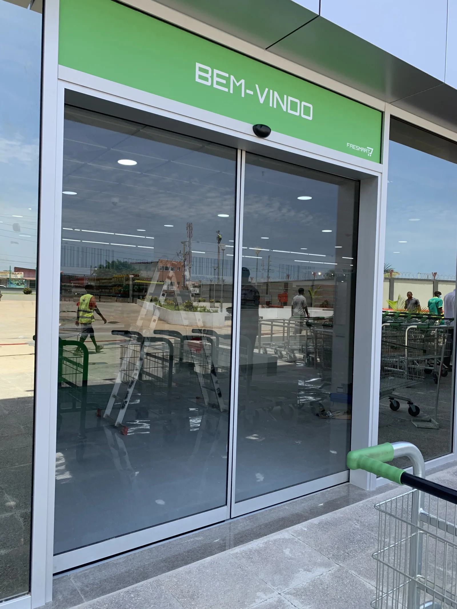 Portas automáticas de vidro na entrada do supermercado Fresmart — Grupo KEFE, Luanda.