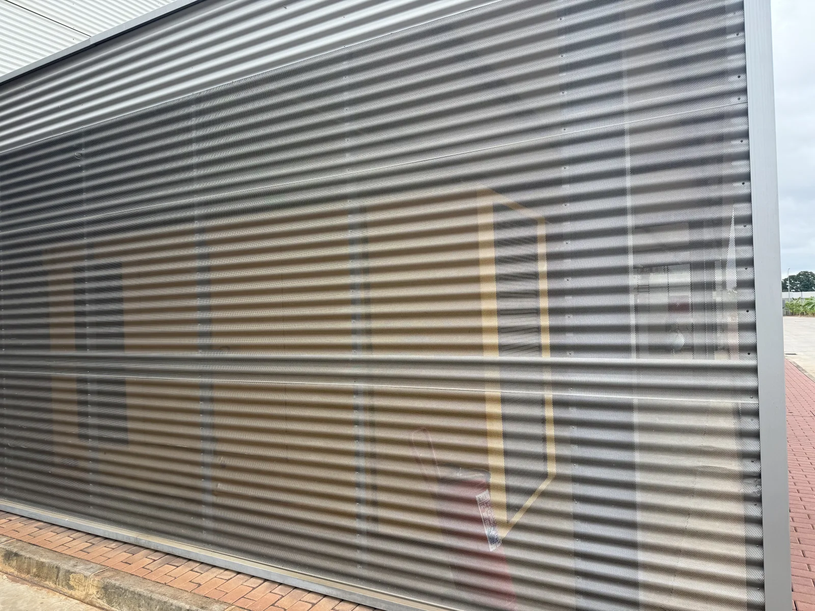 Revestimento de fachada em chapa metálica perfilada — Grupo KEFE, Luanda.